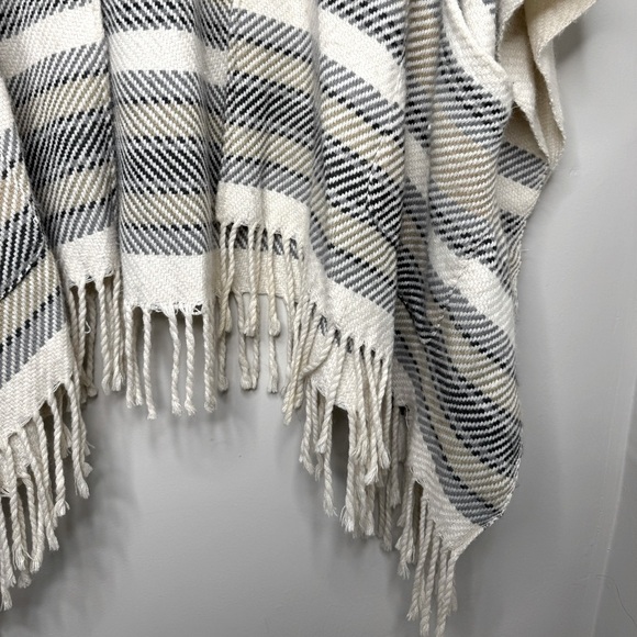 Abercrombie & Fitch Fringe Poncho Sweater Pockets -OS - Picture 4 of 5